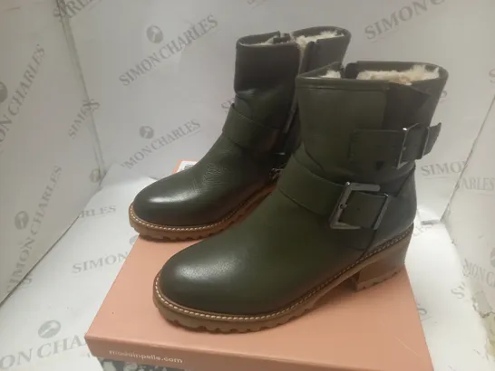 BOXED MODA CORNELIA KHAKI LWATHER BOOTS - SIZE 6