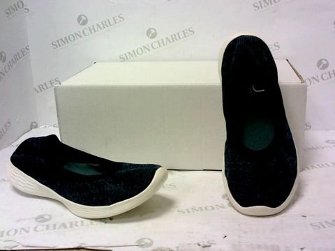 BOXED PAIR OF YOU BY SKETCHERS SLIP ON SHOES SIZE 3
