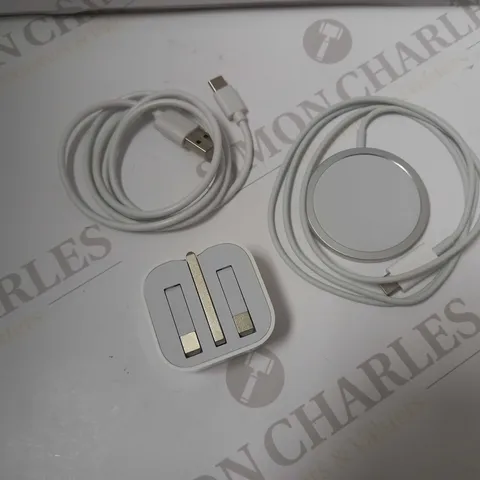 BOX OF APPROX 8 APPLE PRODUCTS TO INCLUDE LIGHTNING TO DIGITAL AV ADAPTER, MAGSAFE CHARGER, 20W USB-C POWER ADAPTER (FOLDING PIINS)
