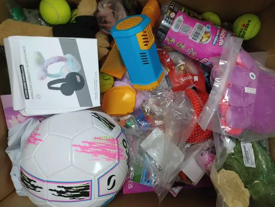 BOX OF APPROXIMATELY 15 ASSORTED TOYS AND GAMES TO INCLUDE CRACK LIST CARD GAME, ALBETTA SOFT PLUSH TEDDY, COMBAT MASTER TOY GUN, ETC