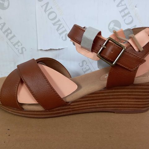 BOXED PAIR OF HOTTER SANDALS (BROWN LEATHER), SIZE 7 UK