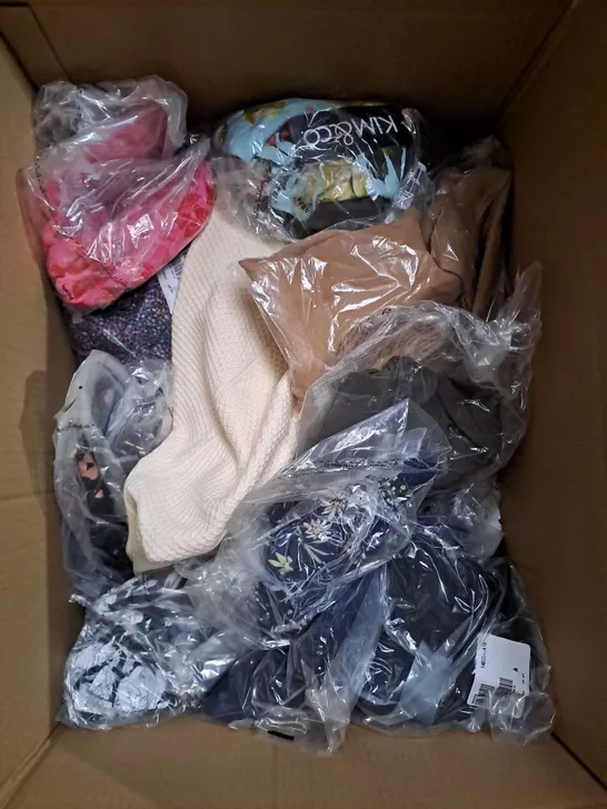 BOX OF APPROX 25 ASSORTED CLOTHING ITEMS TO INCLUDE - JUMPERS, TOPS, DRESS ETC