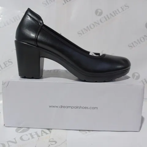 BOXED PAIR OF DREAMPAIRS CLOSED TOE SLIP-ON BLACK HEEL SHOES IN BLACK UK SIZE 4.5