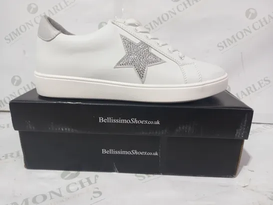 BOXED PAIR OF BELLISSIMO SHOES IN WHITE W. DIAMONTE STAR DESIGN EU SIZE 39