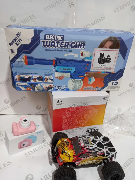 BOX OF APPROXIMATELY 5 ASSORTED ITEMS TO INCLUDE WATER GUN, KIDS CAMERA, TOY CAR ETC