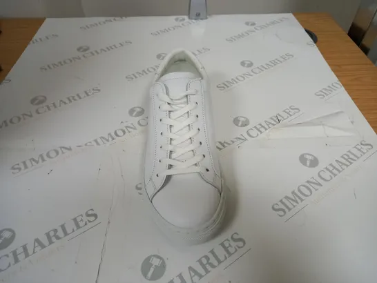 BOXED DANIEL WHITE TRAINERS SIZE UNSPECIFIED