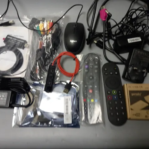 LOT OF ASSORTED TECH ITEMS TO INCLUDE LIGHTS, CHARGERS, CONNECTORS AND REMOTES