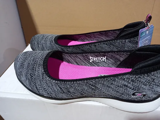 SIZE 7 SKECHERS MICROBURST PUMP CHARCOAL