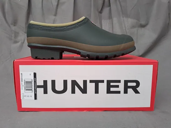 BOXED PAIR OF HUNTER MEN'S GARDENING CLOGS IN GREEN UK SIZE 9