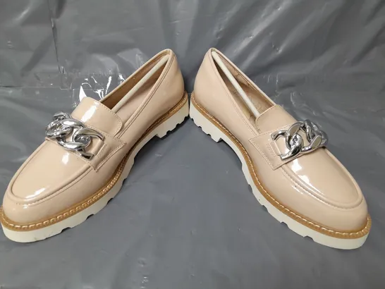 BOXED PAIR OF MODA IN PELLE CHUNKY LOAFERS IN NUDE W. SILVER EFFECT CHAIN SIZE 7