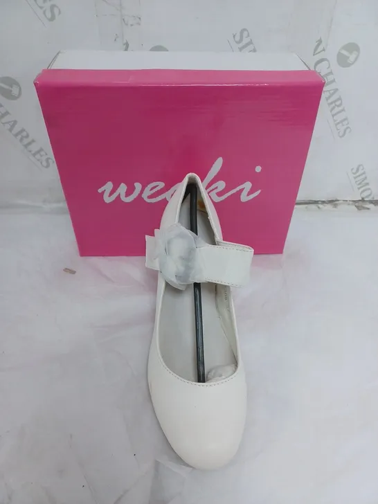 APPROXIMATELY 10 PAIRS OF BOXED WECKI WHITE BUCKLE HEELS IN VARIOUS SIZES 