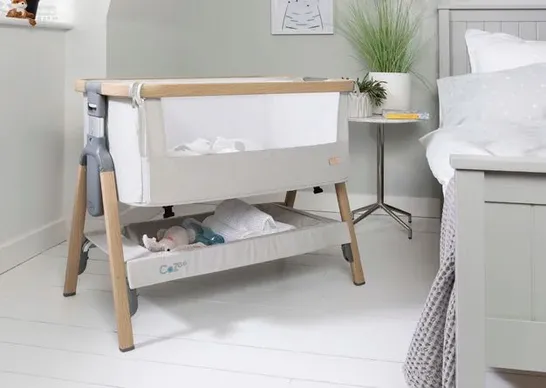 BOXED COZEE BEDSIDE CRIB COLOUR: OAK/STERLING SILVER 