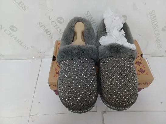 BOXED PAIR OF SKECHERS COZY SLIPPERS IN CHARCOAL SIZE 6.5