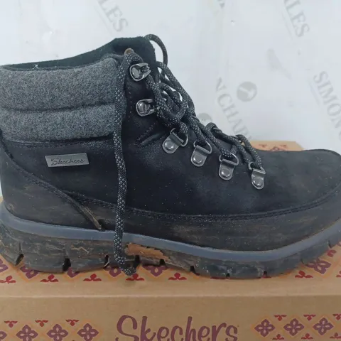 BOXED PAIR OF SKECHERS SYNERGY WARM BOOTS BLACK SIZE 4.5