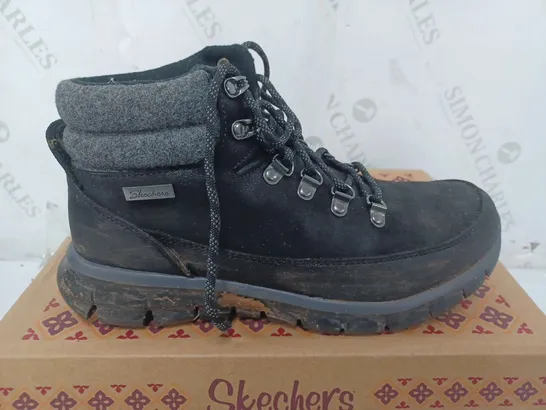 BOXED PAIR OF SKECHERS SYNERGY WARM BOOTS BLACK SIZE 4.5