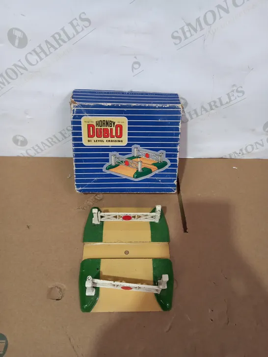 BOXED HORNBY DUBLO DI LEVEL CROSSING 