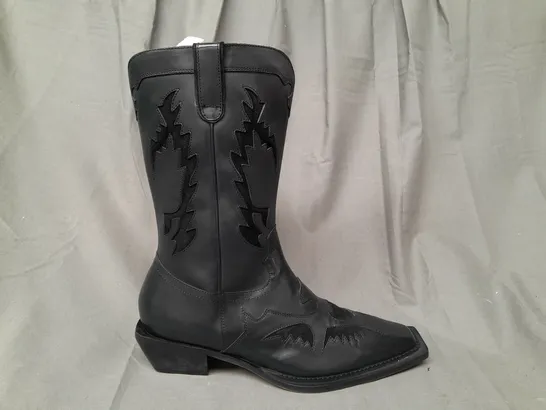 BOXED PAIR OF DESIGNER WESTERN STYLE BOOTS IN BLACK UK SIZE 9