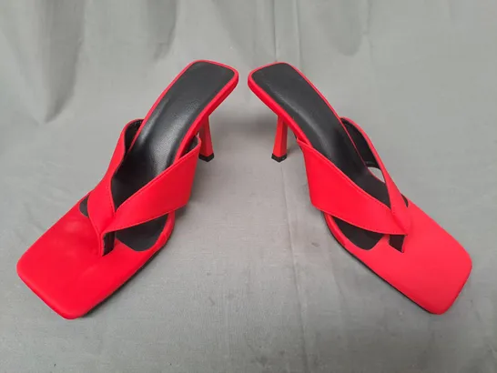 BOXED PAIR OF DESIGNER HEELED TOE-POST SANDALS IN RED EU SIZE 41