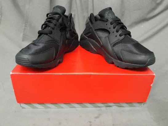 BOXED PAIR OF NIKE AIR HUARACHE SHOES IN BLACK UK SIZE 8.5