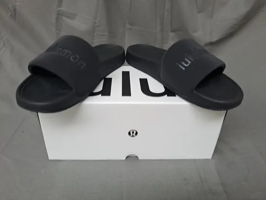 BOXED PAIR OF LULULEMON SLIDERS IN BLACK UK SIZE 5.5