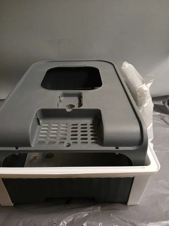 CAT LITTER BOX IN GREY/WHITE