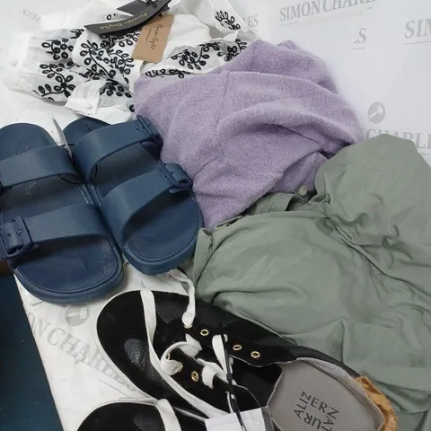 BOX OF APPROXIMATELY 20 ASSORTED CLOTHING ITEMS TO INCLUDE SHOES, JUMPER, TOP ETC