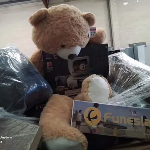 PALLET CONTAINING VARIOUS ASSORTED ITEMS TO INCLUDE: LARGE MORISMOSS TEDDY BEAR, PAN TASY KIDS PLAYSET, FUNELSA OUTDOOR NET GAME AND LOTS OF OTHER BOXED ITEMS