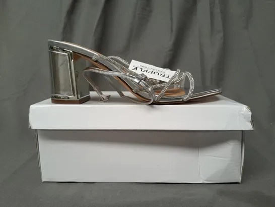 BOXED PAIR OF TRUFFLE COLLECTION OPEN TOE STRAPPY BLOCK HEEL SANDALS IN METALLIC SILVER W. JEWEL EFFECT SIZE 6