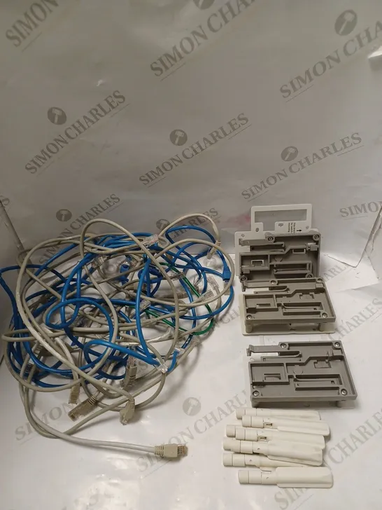 BOX OF APPROXIMATELY 15 ASSORTED COMPUTER & NETWORK PARTS TO INCLUDE NETWORK CABLES, SWITCH MOUNTING BRACKETS, ACCESS POINT ANTENNAS ETC 