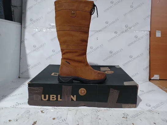 BOXED PAIR OF DUBLIN RIVER BOOTS WIDE IN BROWN UK SIZE 7