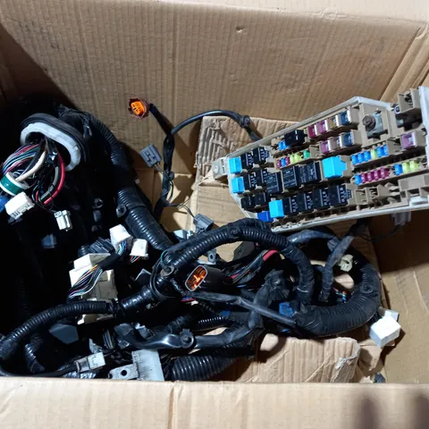 BOXED MAZDA LB700801W FUSEBOX WITH WIRING