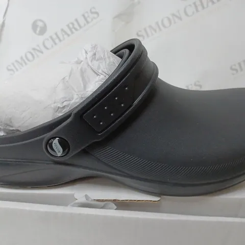 BOXED PAIR OF SKECHERS ARCHFIT CLOGS IN BLACK SIZE 6 AND A HALF