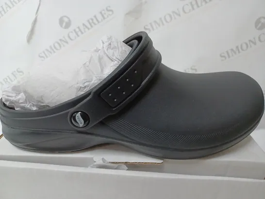 BOXED PAIR OF SKECHERS ARCHFIT CLOGS IN BLACK SIZE 6 AND A HALF