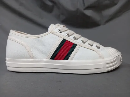 PAIR OF GUCCI SHOES IN CREAM EU SIZE 38