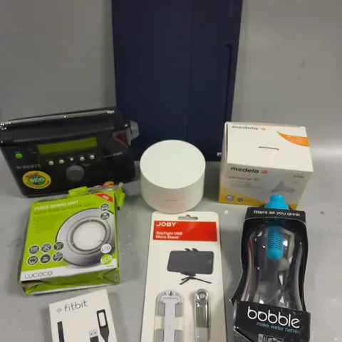 APPROXIMATELY 15 ASSORTED HOUSEHOLD & ELECTRICAL PRODUCTS TO INCLUDE ROBERTS DAB RADIO, FIXED DOWNLIGHT, BABBLE WATER BOTTLE ETC 