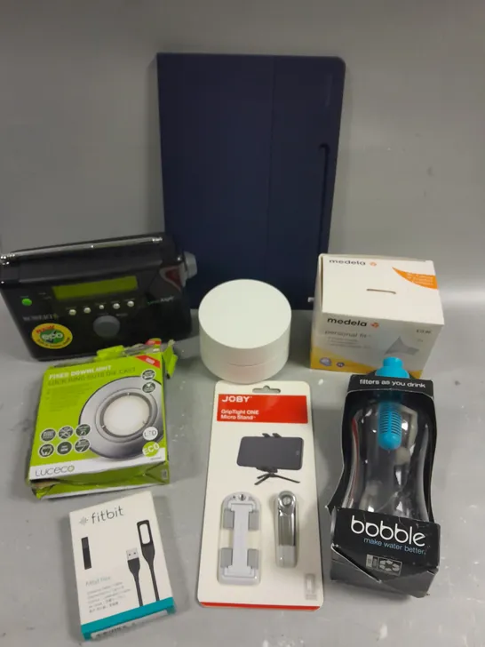 APPROXIMATELY 15 ASSORTED HOUSEHOLD & ELECTRICAL PRODUCTS TO INCLUDE ROBERTS DAB RADIO, FIXED DOWNLIGHT, BABBLE WATER BOTTLE ETC 