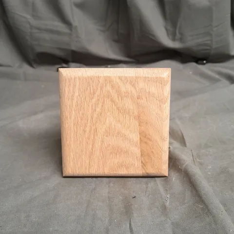 APPROX 20 WOODEN SQUARES 