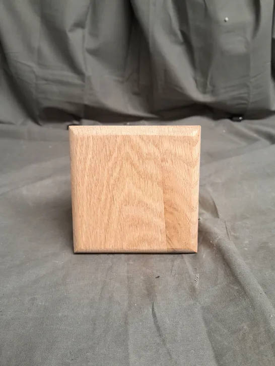 APPROX 20 WOODEN SQUARES 