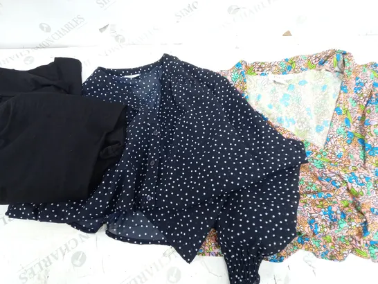 BOX OF ASSORTED CLOTHING ITEMS TO INCLUDE DRESSES PANTS AND SHIRTS / COLLECTION ONLY 