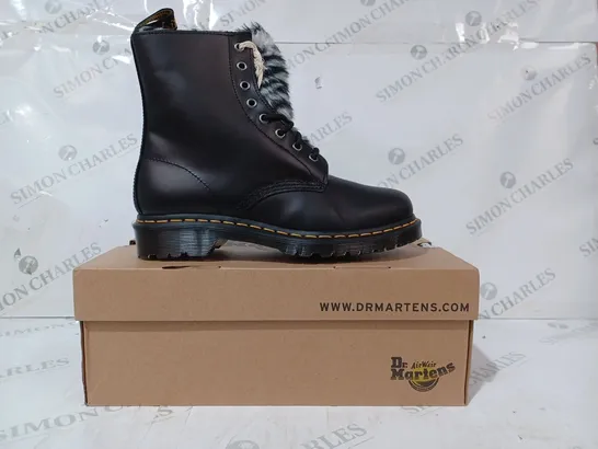 BOXED PAIR OF DR MARTENS 1460 SERENA ANKLE BOOTS IN BLACK UK SIZE 7