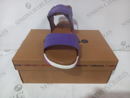 BOXED PAIR OF ADESSO OPEN TOE SANDALS IN PURPLE/PINK SIZE 6