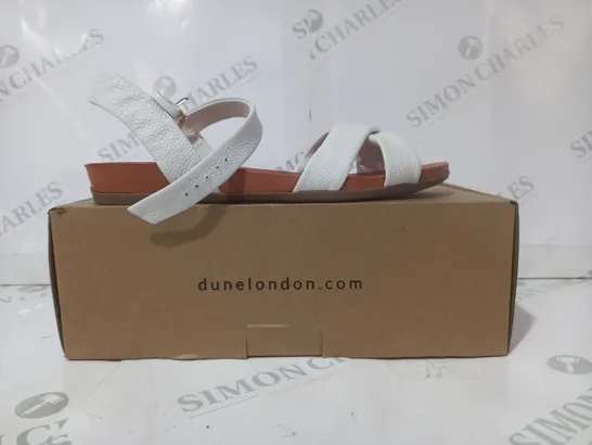 BOXED PAIR OF DUNE LONDON 487 LANDIE CROSS STRAP OPEN TOE FLAT SANDALS IN WHITE SIZE 6