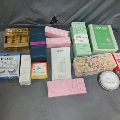 APPROXIMATELY 15 ASSORTED COSMETICS PRODUCTS TO INCLUDE - UPCIRCLE HAND AND BODY WASH, PANTENE REPAIR AND PROTECT SHOTS, AND EYLURE TEXTURE EYELASHES ETC. 