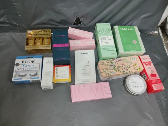 APPROXIMATELY 15 ASSORTED COSMETICS PRODUCTS TO INCLUDE - UPCIRCLE HAND AND BODY WASH, PANTENE REPAIR AND PROTECT SHOTS, AND EYLURE TEXTURE EYELASHES ETC. 