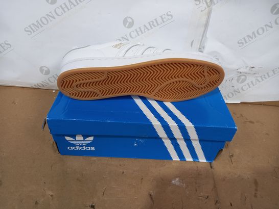 BOXED PAIR OF ADIDAS WHITE TRAINERS SIZE 9