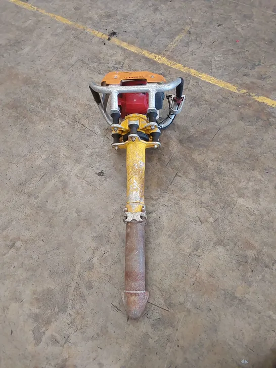 ROBEL 62.05 2 STROKE VERTICAL TAMPER - RAILWAY MAINTENANCE TOOL