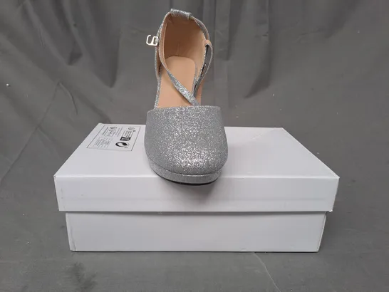 BOXED PAIR OF DESIGNER CLOSED TOE HIGH BLOCK HEEL SHOES IN SILVER W. GLITTER EFFECT EU SIZE 40