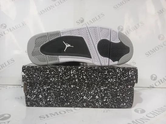 BOXED PAIR OF NIKE AIR JORDAN SHOES IN WHITE/BLACK UK SIZE 4.5