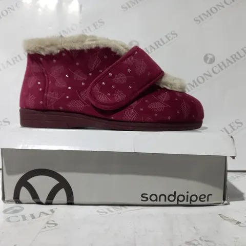 BOXED PAIR OF SANDPIPER SLIPPERS IN WINE COLOUR SIZE 6