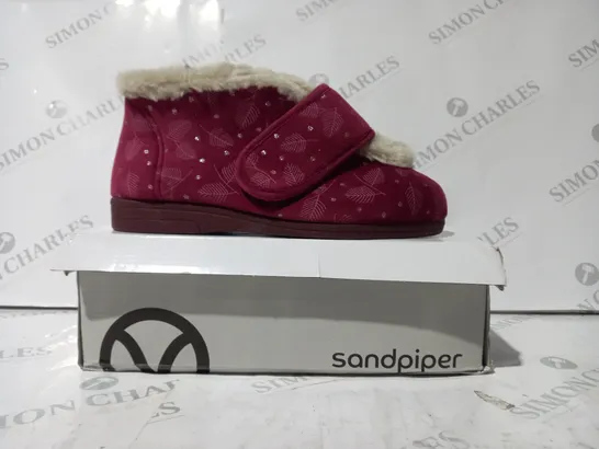 BOXED PAIR OF SANDPIPER SLIPPERS IN WINE COLOUR SIZE 6